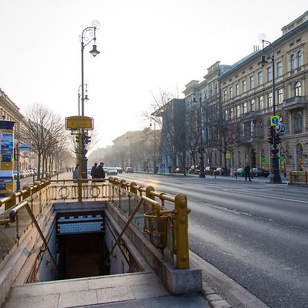 Home, Far Away From Home Budapest Bagian luar foto