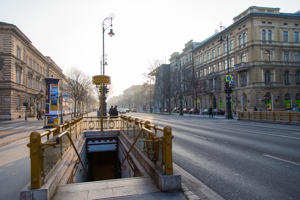 Home, Far Away From Home Budapest Bagian luar foto