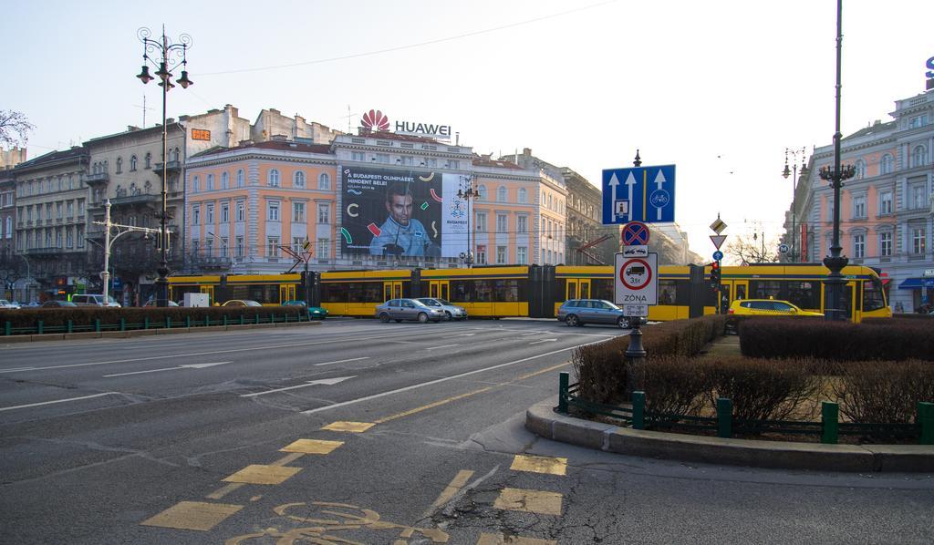 Home, Far Away From Home Budapest Bagian luar foto