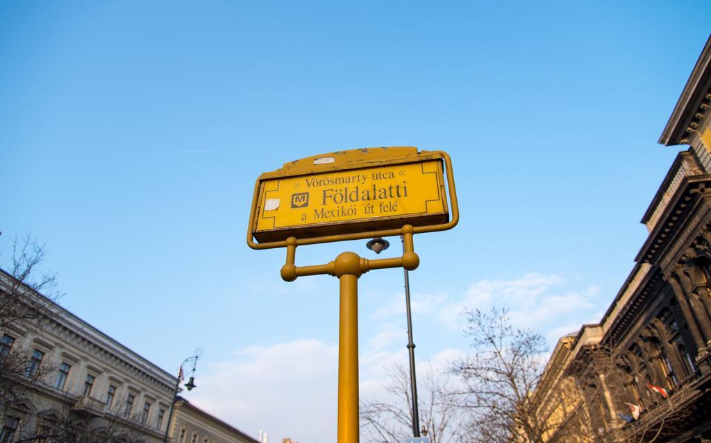 Home, Far Away From Home Budapest Bagian luar foto