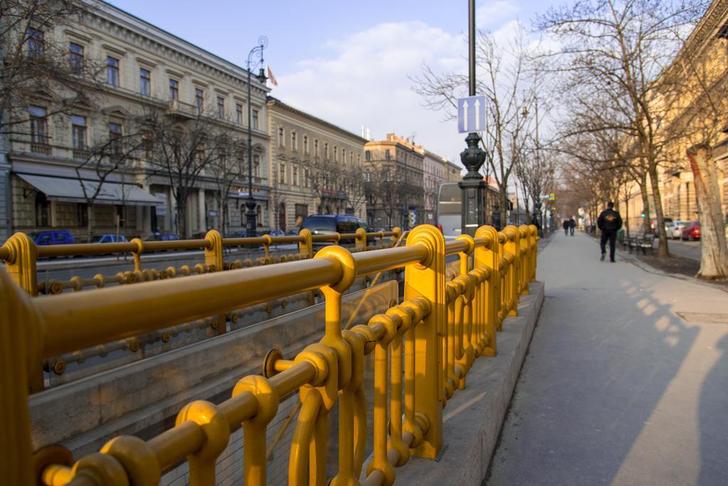Home, Far Away From Home Budapest Bagian luar foto