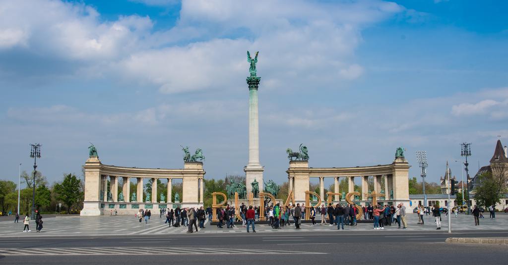 Home, Far Away From Home Budapest Bagian luar foto