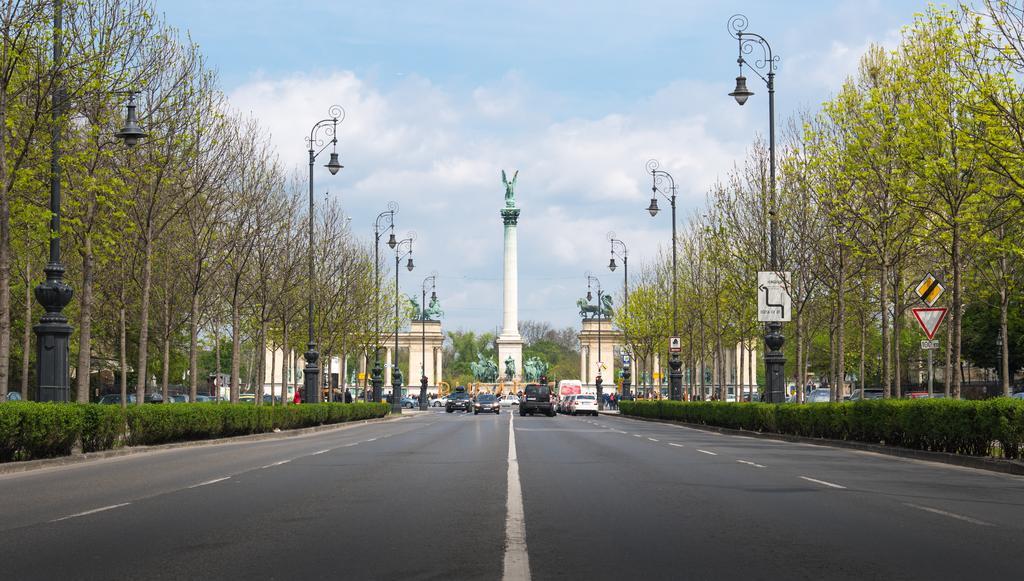 Home, Far Away From Home Budapest Bagian luar foto